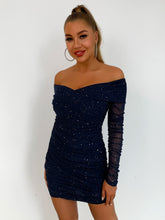 Robe moulante froncée à épaules dénudées et paillettes